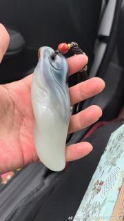 新疆和田玉青花籽料大手把件,黑白相间的水墨画风格,显得飘逸又有韵味