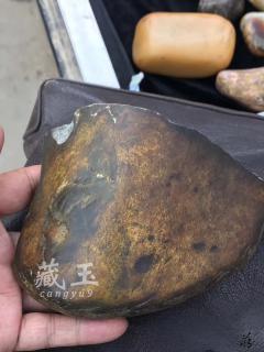 一刀下去切出一个百万富翁,这才是真正的籽料赌石! 和田玉鉴定保养知
