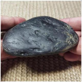 石仓和田玉鉴赏:籽料黄皮白底墨玉青花摆件
